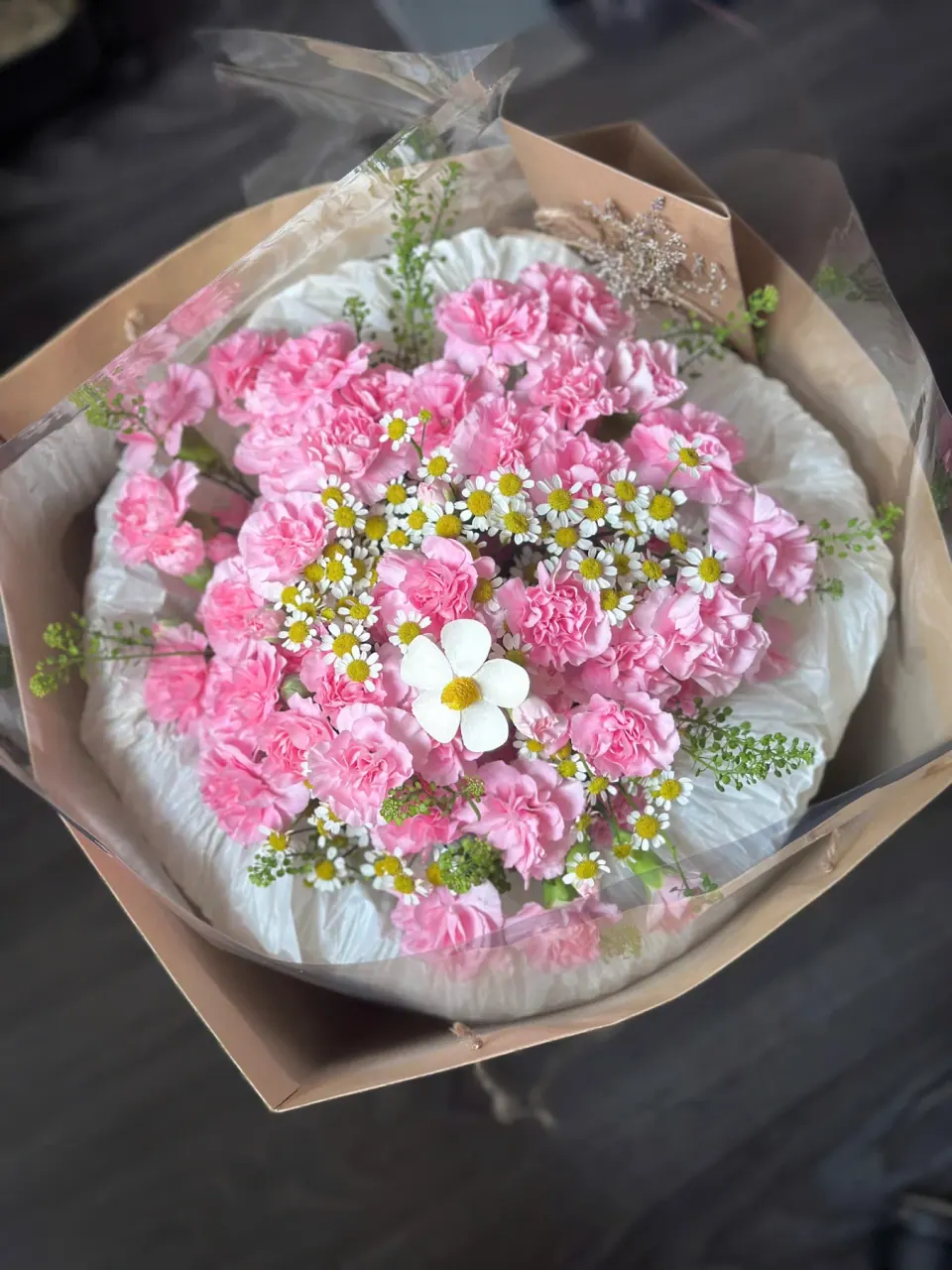 Cẩm Chướng Hồng Viền Mây — bó hoa tông hồng tại Mèo Trên Mây