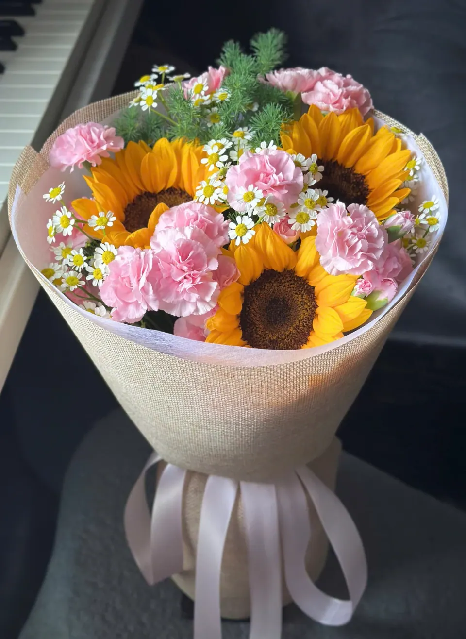 Nắng Xen Hồng — bó hoa tông vàng tại Mèo Trên Mây