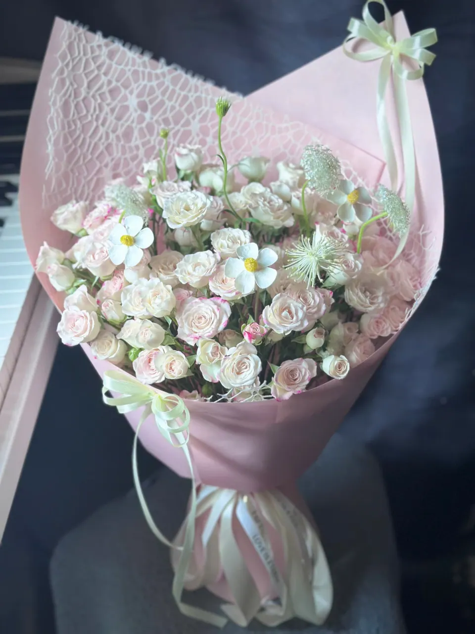 Hồng Trắng Êm Đềm — bó hoa tông trắng tại Mèo Trên Mây