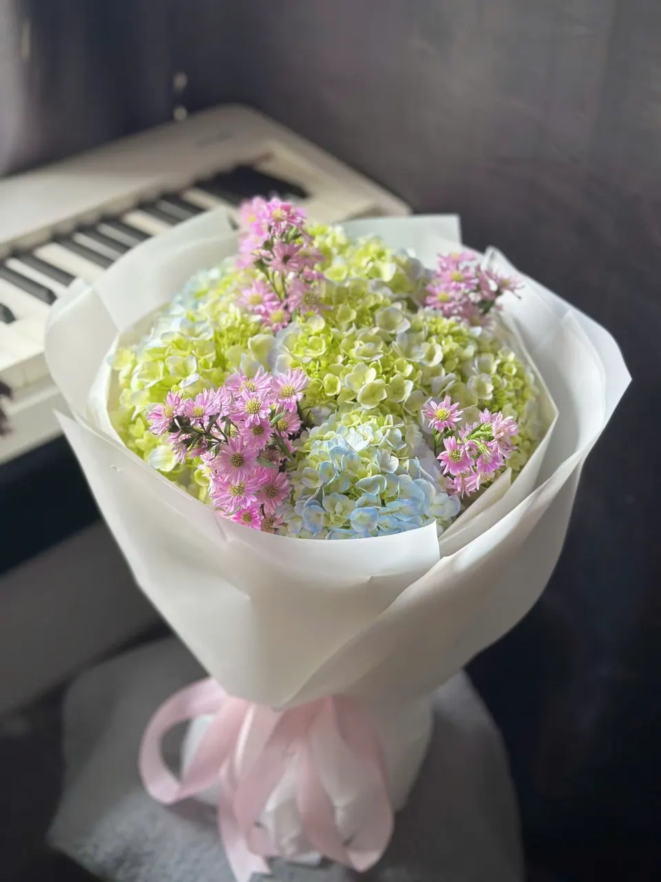 Tú Cầu Vườn Nhỏ — bó hoa tông xanh tại Mèo Trên Mây